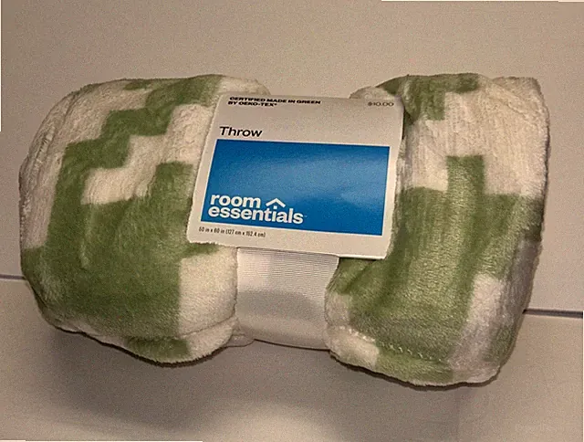 Room Essentials Houndstooth Printed Plush Throw 50 x 60” SUPER SOFT NWT